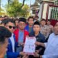 Ketua DPRD Pamekasan, Ali Masykur didampingi pimpinan dewan lainnya menyerahkan berkas berisi tuntutan mahasiswa yang ditandatangani. (MOH. IQBALUL KHAVEI MZ / KLIKMADURA)