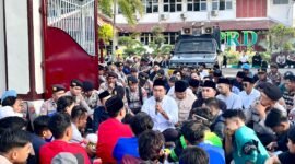 Ketua DPRD Pamekasan, Ali Masykur berada di tengah-tengah ratusan demonstran. (MOH. IQBALUL KHAVEI MZ / KLIKMADURA)