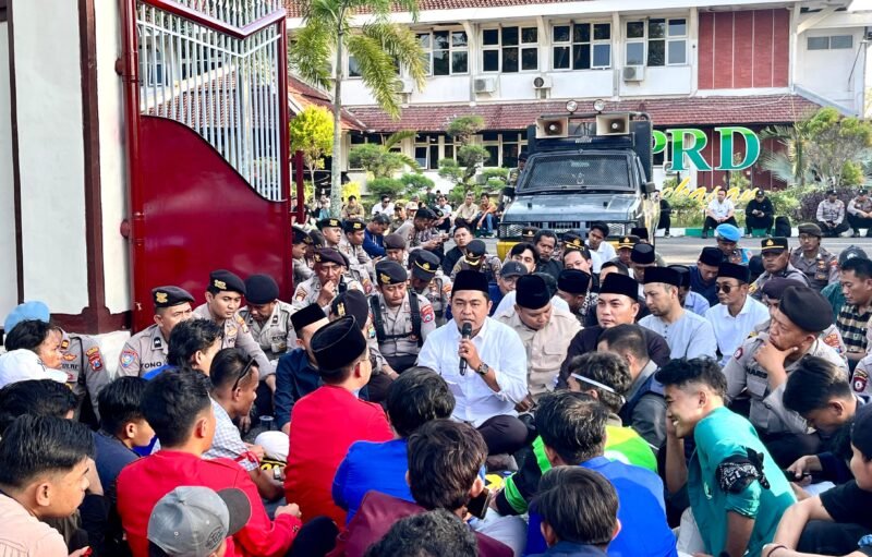 Ketua DPRD Pamekasan, Ali Masykur berada di tengah-tengah ratusan demonstran. (MOH. IQBALUL KHAVEI MZ / KLIKMADURA)