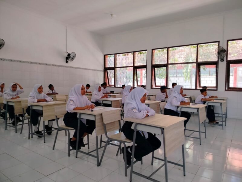 Siswi Sekolah Rakyat Madrasah Pintar (SRMP) 29 Pamekasan saat mengikuti kegiatan pembelajaran. (DOK. KLIKMADURA)