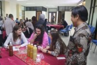 Koordinator Prodi PSDA UTM Dr. Apri Arisandi berbincang dengan mahasiswa internasional saat mencicipi jamu. (PSDA FOR KLIKMADURA)