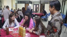 Koordinator Prodi PSDA UTM Dr. Apri Arisandi berbincang dengan mahasiswa internasional saat mencicipi jamu. (PSDA FOR KLIKMADURA)