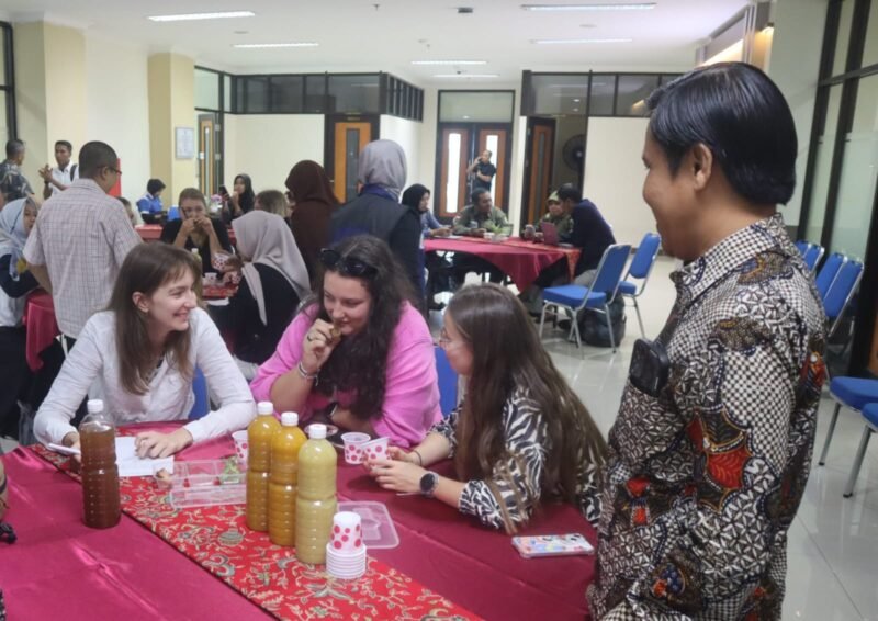 Koordinator Prodi PSDA UTM Dr. Apri Arisandi berbincang dengan mahasiswa internasional saat mencicipi jamu. (PSDA FOR KLIKMADURA)