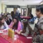 Koordinator Prodi PSDA UTM Dr. Apri Arisandi berbincang dengan mahasiswa internasional saat mencicipi jamu. (PSDA FOR KLIKMADURA)