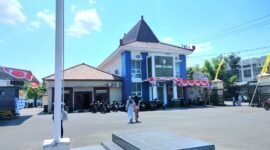 Korban dugaan perundungan saat berada di halaman Mapolres Pamekasan. (DOK. KLIKMADURA)