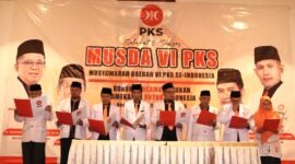 Pengurus DPD PKS Kabupaten Pamekasan saat membaca SK kepengurusan usai Musda VI di Hotel Odaita Pamekasan, Sabtu (6/9/2025). (DOK. KLIKMADURA)