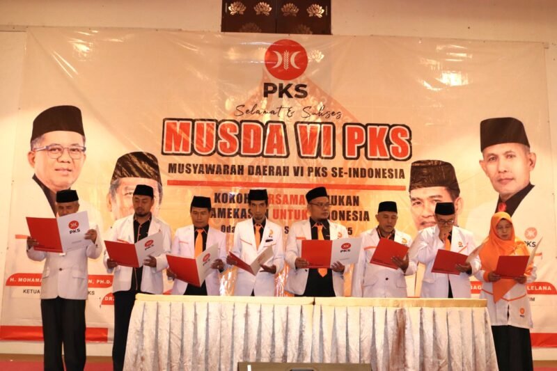 Pengurus DPD PKS Kabupaten Pamekasan saat membaca SK kepengurusan usai Musda VI di Hotel Odaita Pamekasan, Sabtu (6/9/2025). (DOK. KLIKMADURA)
