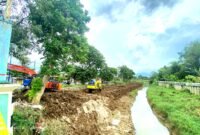 Sejumlah alat berat berada di Sungai Jombang tepatnya di Kelurahan Patemon, Kecamatan Kota Pamekasan beberapa waktu lalu. (DOK. KLIKMADURA)