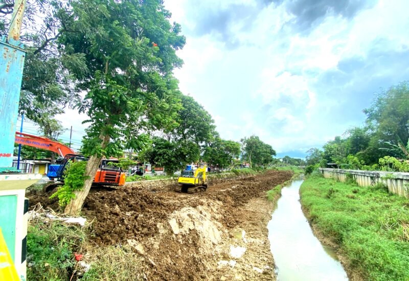 Sejumlah alat berat berada di Sungai Jombang tepatnya di Kelurahan Patemon, Kecamatan Kota Pamekasan beberapa waktu lalu. (DOK. KLIKMADURA)
