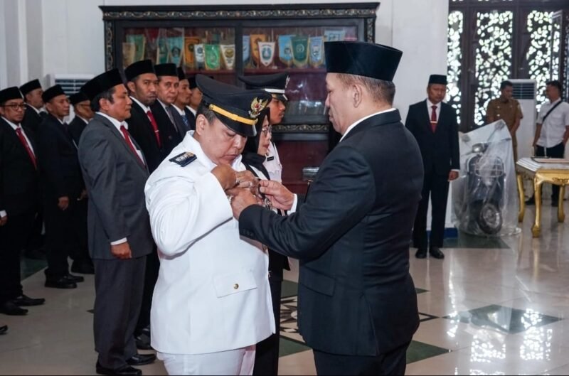 Bupati Sampang H. Slamet Junaidi menyematkan pin tanda jabatan saat pelantikan. (HUMAS PEMKAB SAMPANG FOR KLIKMADURA)