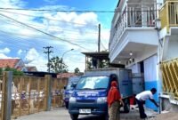 TERIK: Sejumlah warga beraktivitas di SPPG Larangan Tokol, Tlanakan, Pamekasan (IMDAD/KLIK MADURA).