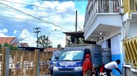 TERIK: Sejumlah warga beraktivitas di SPPG Larangan Tokol, Tlanakan, Pamekasan (IMDAD/KLIK MADURA).