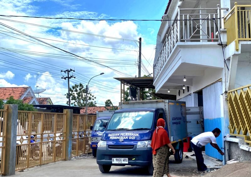 TERIK: Sejumlah warga beraktivitas di SPPG Larangan Tokol, Tlanakan, Pamekasan (IMDAD/KLIK MADURA).