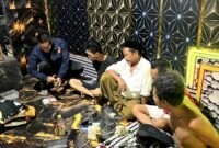 Empat tersangka penyalahgunaan narkoba tertunduk lemas saat digrebek oleh personel Polres Pamekasan.