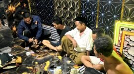 Empat tersangka penyalahgunaan narkoba tertunduk lemas saat digrebek oleh personel Polres Pamekasan.