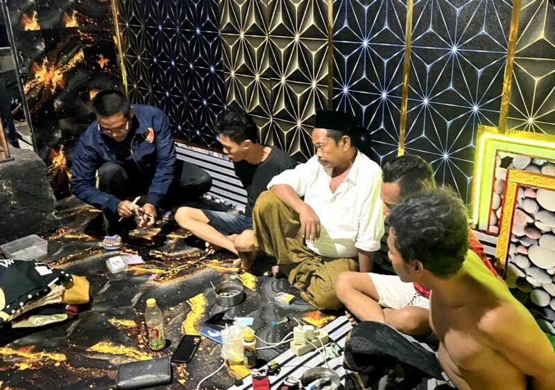 Empat tersangka penyalahgunaan narkoba tertunduk lemas saat digrebek oleh personel Polres Pamekasan.