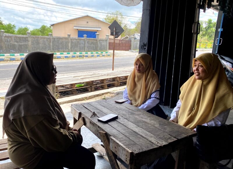 KERACUNAN: Sesi wawancara bersama guru TK Al-Falah Tlanakan Pamekasan (IMDAD/KLIK MADURA).