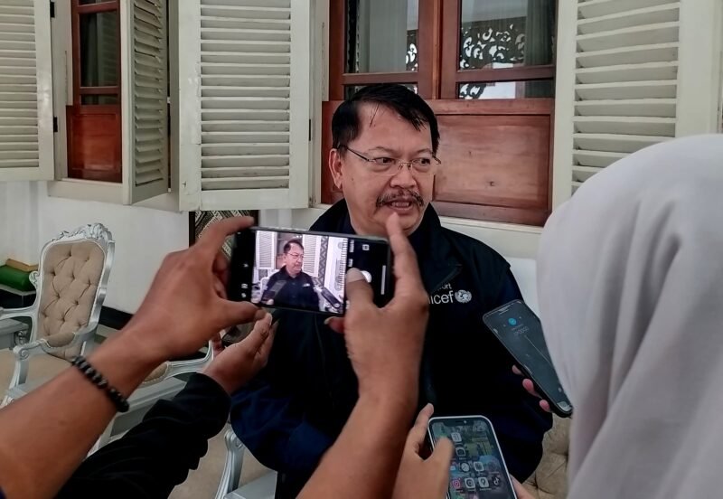 Health Specialist Unicef Indonesia Wilayah Jawa, Armunanto saat diwawancara awak media di Pendopo Agung Ronggosukowati, Pamekasan. (ILHAM/KLIKMADURA)