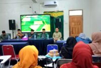 Guru Besar Universitas Negeri Malang, Prof. Dr. Ahmad Taufiq, S.Pd., M.Si., saat mengisi materi dalam kegiatan Sarasehan dan Dialog Dosen di Universitas Islam Madura. (ILHAM / KLIKMADURA)
