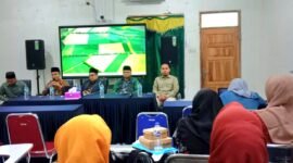 Guru Besar Universitas Negeri Malang, Prof. Dr. Ahmad Taufiq, S.Pd., M.Si., saat mengisi materi dalam kegiatan Sarasehan dan Dialog Dosen di Universitas Islam Madura. (ILHAM / KLIKMADURA)