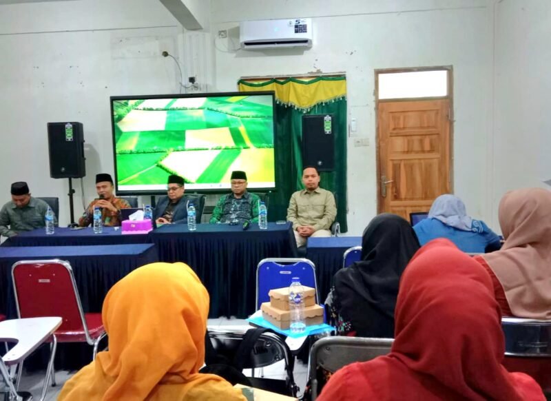 Guru Besar Universitas Negeri Malang, Prof. Dr. Ahmad Taufiq, S.Pd., M.Si., saat mengisi materi dalam kegiatan Sarasehan dan Dialog Dosen di Universitas Islam Madura. (ILHAM / KLIKMADURA)