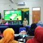 Guru Besar Universitas Negeri Malang, Prof. Dr. Ahmad Taufiq, S.Pd., M.Si., saat mengisi materi dalam kegiatan Sarasehan dan Dialog Dosen di Universitas Islam Madura. (ILHAM / KLIKMADURA)
