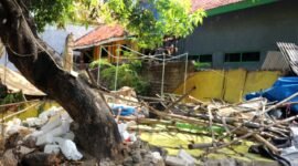 Penampakan rumah milik Faridatul Hasanah (64), warga Kelurahan Barurambat Kota, Pamekasan yang dihancurkan orang. (MOH. IQBALUL KHAVEI MZ / KLIKMADURA)