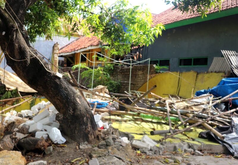 Penampakan rumah milik Faridatul Hasanah (64), warga Kelurahan Barurambat Kota, Pamekasan yang dihancurkan orang. (MOH. IQBALUL KHAVEI MZ / KLIKMADURA)