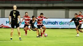 Penggawa Madura United berebut bola dengan pemain Bhayangkara FC dalam laga lanjutan Super League di SGMRP Pamekasan. (MOH. IQBALUL KHAVEI MZ / KLIKMADURA)