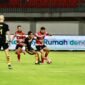 Penggawa Madura United berebut bola dengan pemain Bhayangkara FC dalam laga lanjutan Super League di SGMRP Pamekasan. (MOH. IQBALUL KHAVEI MZ / KLIKMADURA)
