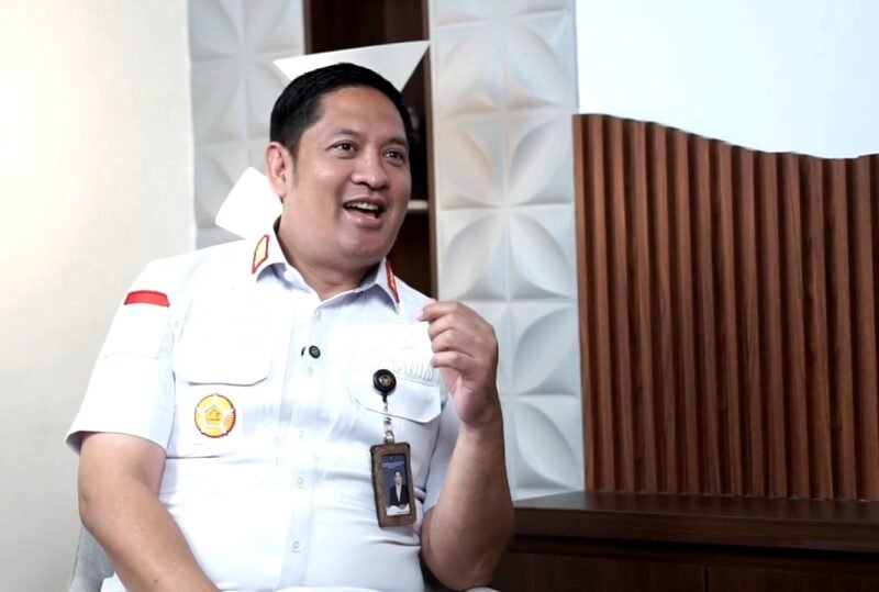 Kepala Kantor Imigrasi Kelas II Non TPI Pamekasan, Ahmad Muttaqin saat podcast di Kantor Redaksi Klik Madura.