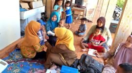 Sejumlah anak di Desa Sana Tengah, Kecamatan Pasean, Pamekasan mengikuti imunisasi tambahan serentak. (DINKES PAMEKASAN FOR KLIKMADURA)