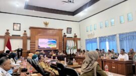 Sekretaris Bakorwil IV Pamekasan, Muhyi memimpin rapat forum konsultasi publik. (MOH. IQBALUL KHAVEI MZ / KLIKMADURA)