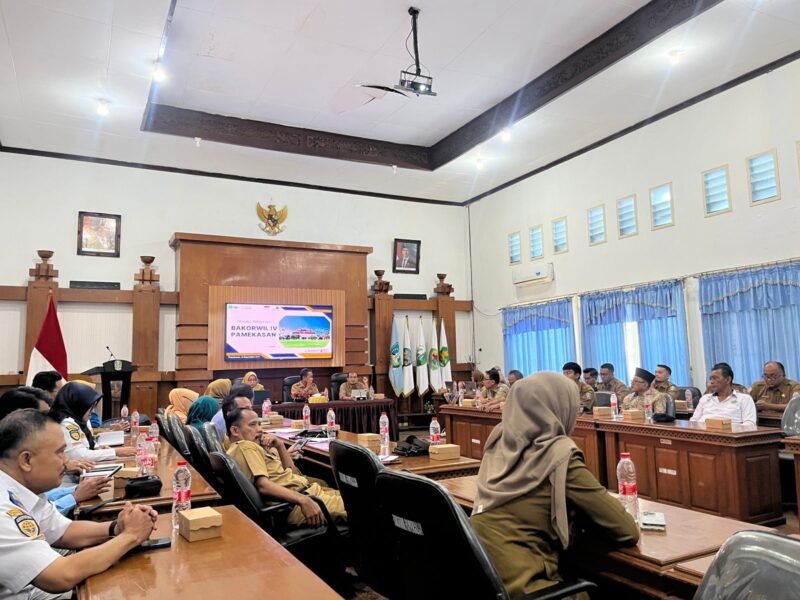 Sekretaris Bakorwil IV Pamekasan, Muhyi memimpin rapat forum konsultasi publik. (MOH. IQBALUL KHAVEI MZ / KLIKMADURA)