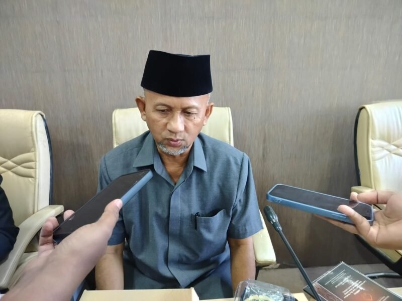Ketua Komisi IV DPRD Pamekasan, Halili Yasin saat diwawancara sejumlah awak media. (LAILIYATUN NURIYAH / KLIKMADURA)