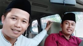 Miftahul Arifin (baju putih) bersama Prengki Wirananda saat menghadiri acara tahun 2019 lalu. (DOK. PRIBADI)