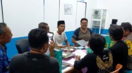 Kapolsek Pegantenan, IPTU Hery bersama personel berbincang dengan pengelola SPPG sebelum mengambil sampel makanan. (ISTIMEWA)