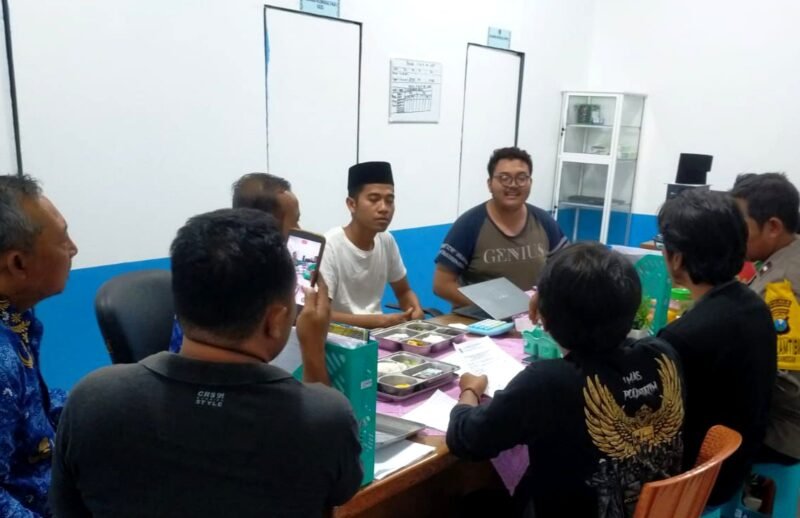 Kapolsek Pegantenan, IPTU Hery bersama personel berbincang dengan pengelola SPPG sebelum mengambil sampel makanan. (ISTIMEWA)