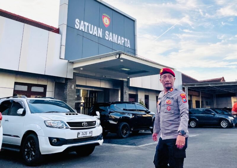 Kasat Reskrim Polres Pamekasan, AKP Doni Setiawan berada di halaman Mapolres Pamekasan. (MOH. IQBALUL KHAVEI MZ / KLIKMADURA)