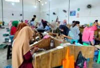 TEKUN: Pekerja rokok CV Ayunda sedang melinting rokok di gudangnya Desa Jarin, Kecamatan Pademawu. (LAILIYATUN NURIYAH/KLIK MADURA)