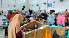 TEKUN: Pekerja rokok CV Ayunda sedang melinting rokok di gudangnya Desa Jarin, Kecamatan Pademawu. (LAILIYATUN NURIYAH/KLIK MADURA)