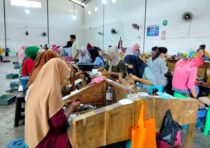 TEKUN: Pekerja rokok CV Ayunda sedang melinting rokok di gudangnya Desa Jarin, Kecamatan Pademawu. (LAILIYATUN NURIYAH/KLIK MADURA)