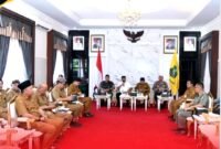 Bupati Sumenep Achmad Fauzi Wongsojudo (baju putih) didampingi Wabup KH. Imam Hasyim memimpin rakor terkait rencana pengaktifan kembali siskamling. (KLIKMADURA)