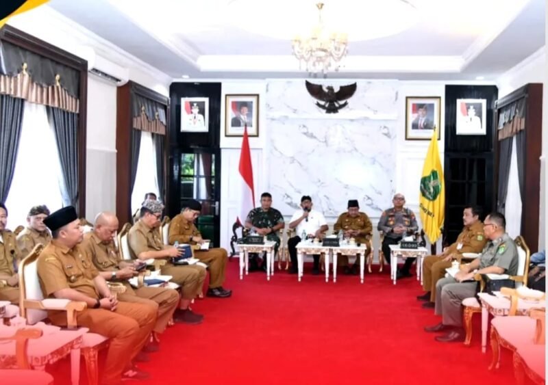 Bupati Sumenep Achmad Fauzi Wongsojudo (baju putih) didampingi Wabup KH. Imam Hasyim memimpin rakor terkait rencana pengaktifan kembali siskamling. (KLIKMADURA)