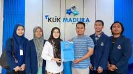 Siti Mariyam,. S.Kom.I,. MA, selaku Dosen Pembimbing Lapangan (DPL) menyerahkan berkas mahasiswa magang kepada Pemred Klik Madura, Prengki Wirananda. 