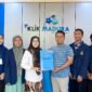 Siti Mariyam,. S.Kom.I,. MA, selaku Dosen Pembimbing Lapangan (DPL) menyerahkan berkas mahasiswa magang kepada Pemred Klik Madura, Prengki Wirananda. 