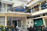 ASN berada di halaman Kantor BKPSDM Sampang. (MUKSIN IKSAN / KLIKMADURA)