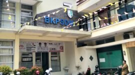 ASN berada di halaman Kantor BKPSDM Sampang. (MUKSIN IKSAN / KLIKMADURA)