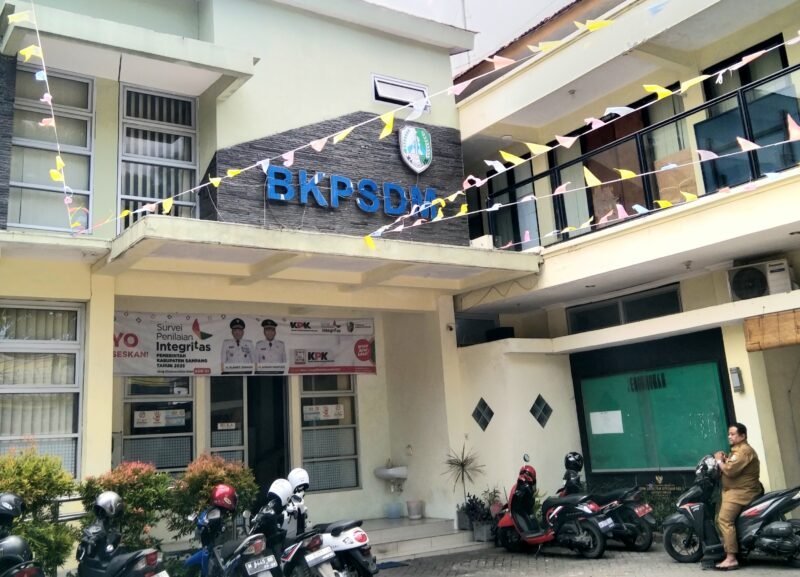 ASN berada di halaman Kantor BKPSDM Sampang. (MUKSIN IKSAN / KLIKMADURA)