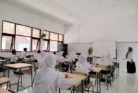 Siswi SRMP 29 Pamekasan mengikuti kegiatan pembelajaran beberapa waktu lalu. (DOK. KLIKMADURA)